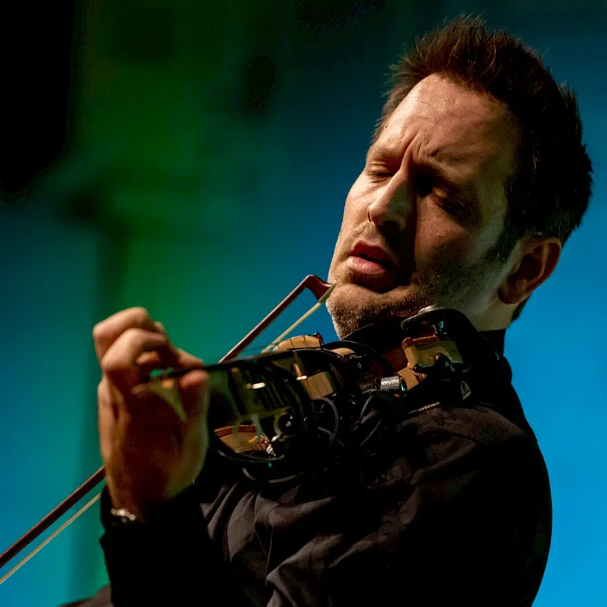 Man die op een viool speelt