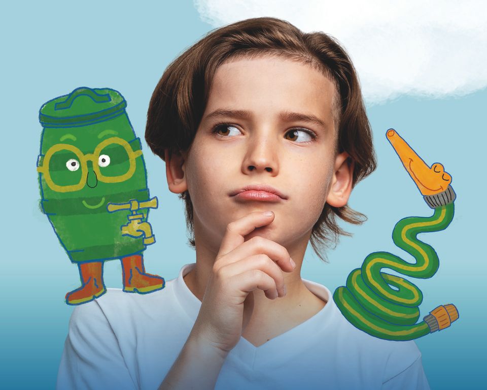 Jongen met op zijn ene schouder een regenton-mannetje en op de andere een tuinslang-mannetje.