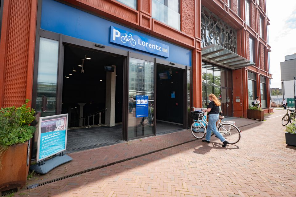 Ingang Fietsenstalling Lorentz bij Leiden Centraal Station.