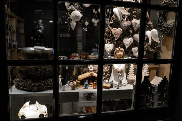 Kerststal voor het raam