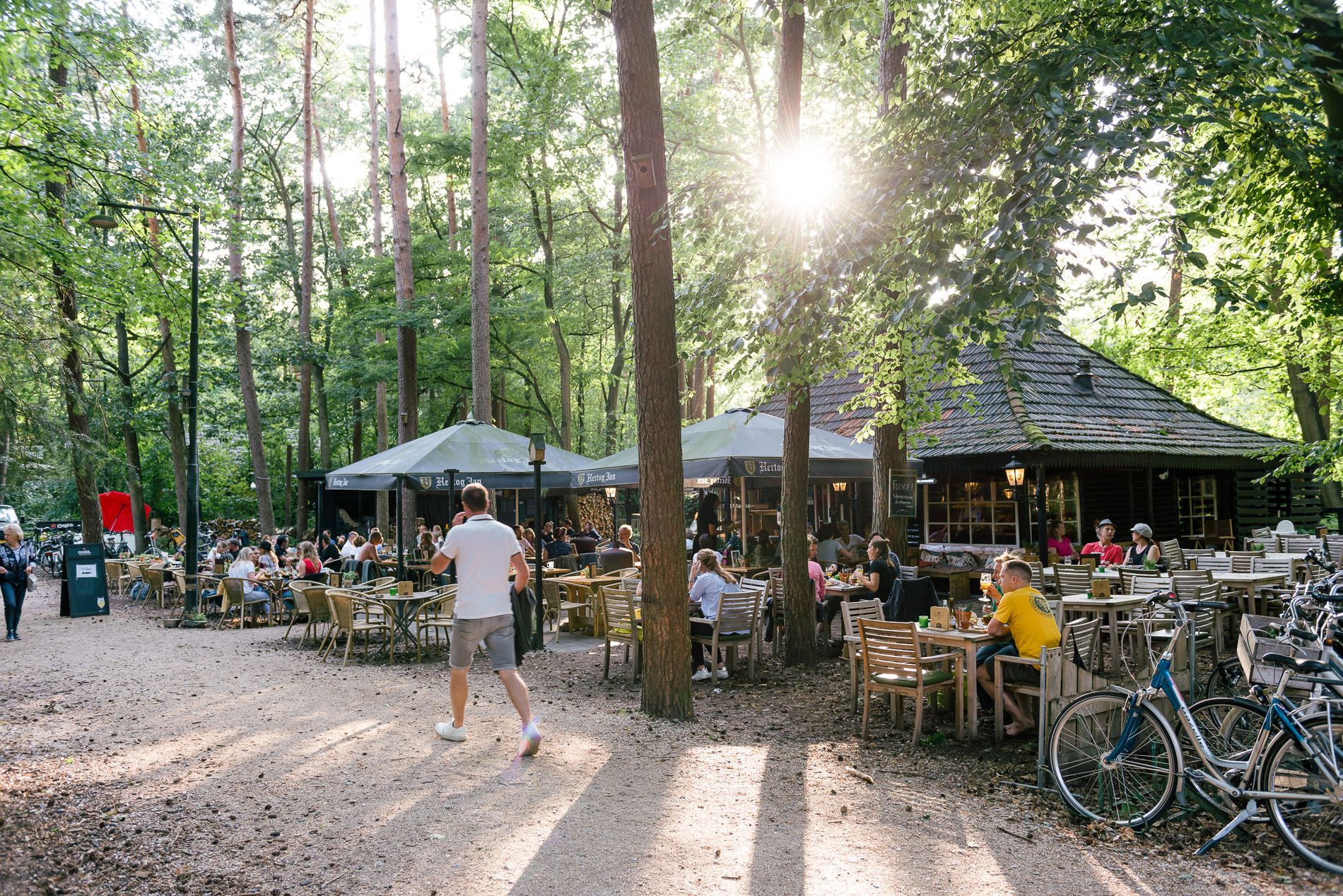 Fietsenstalling van Boscafé De Rode Lelie in Oisterwijk.