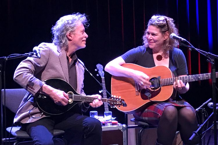 Dayna Kurtz rechts op de foto en Robert Mache links op de foto met een gitaar in hun handen.