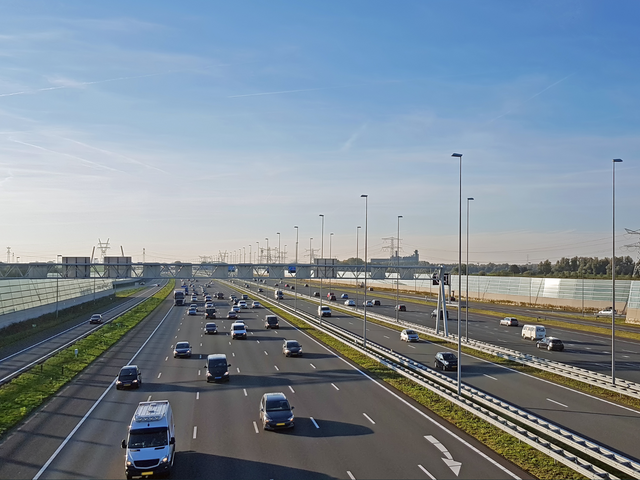 Kijk op autosnelweg A1 met auto's dichtbij Amsterdam