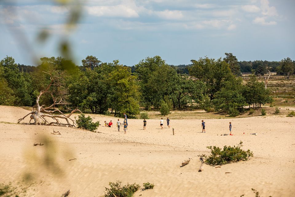 Spelende kinderen in De Loonse en Drunense Duinen