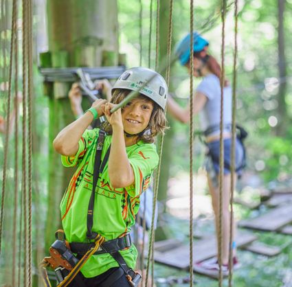 Jongetje aan het klimmen in Fun Forest