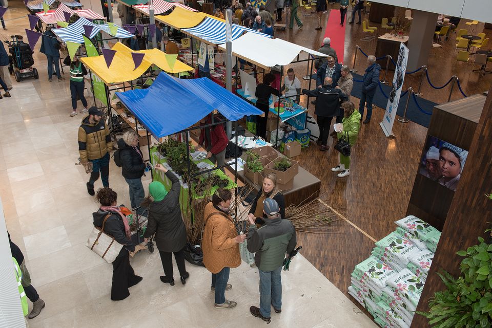 Foto van een eerdere klimaatmarkt, bovenaf van de kraampjes