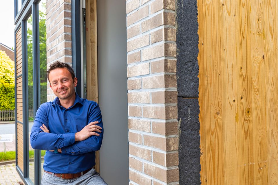 Een man voor een startblock woning in Flevoland