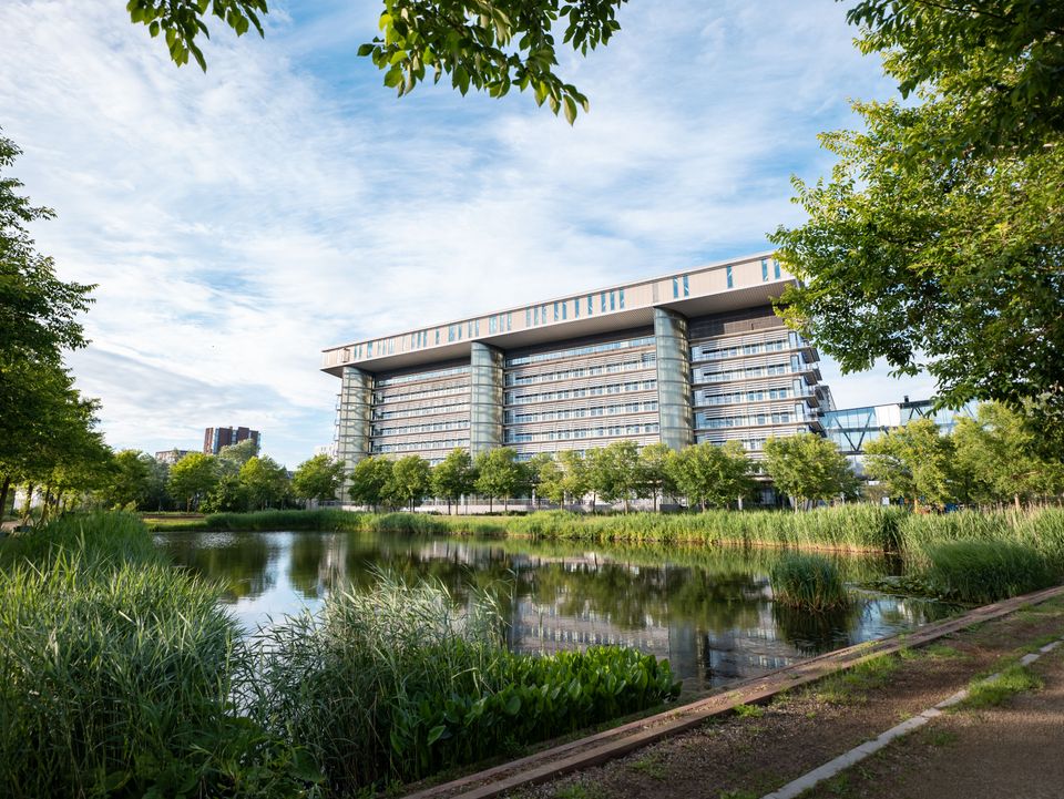 Leiden Bio Science Park gebouw naast het water