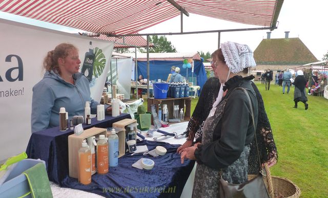 Zomermarkt met klederdracht