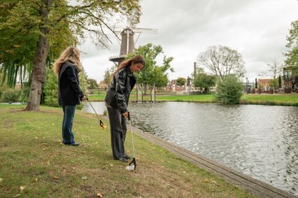 Afvalrapen in een park Leiden voor een beloning, Let's Bloomit