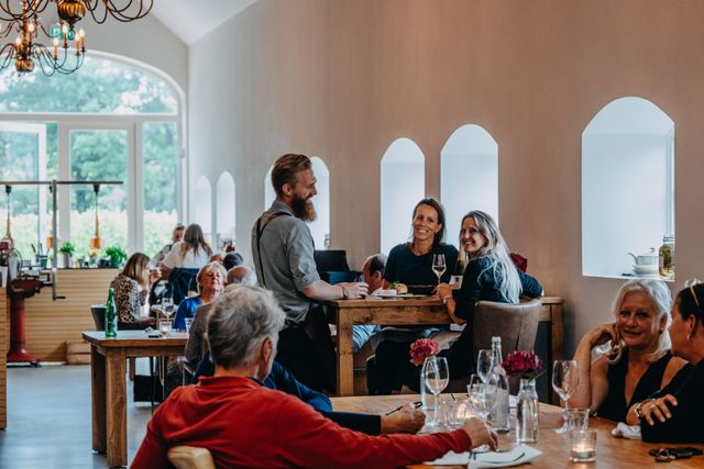 Gasten genieten van een diner bij de Blauwe Camer