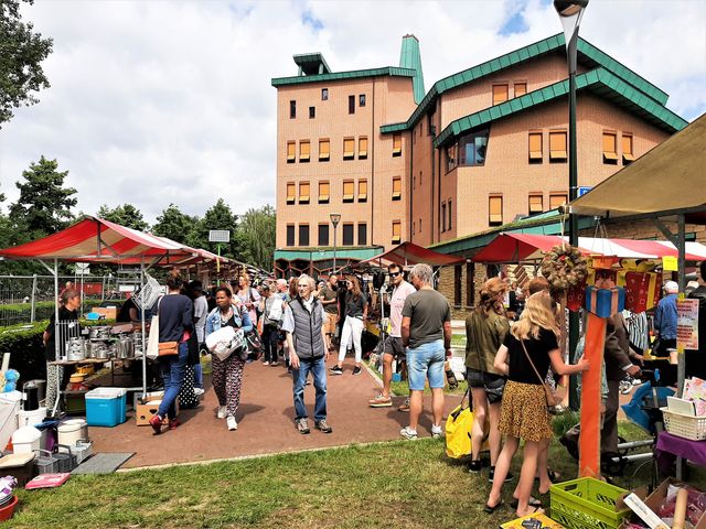 Grote Gestelse Vlooienmarkt buiten en binnen
