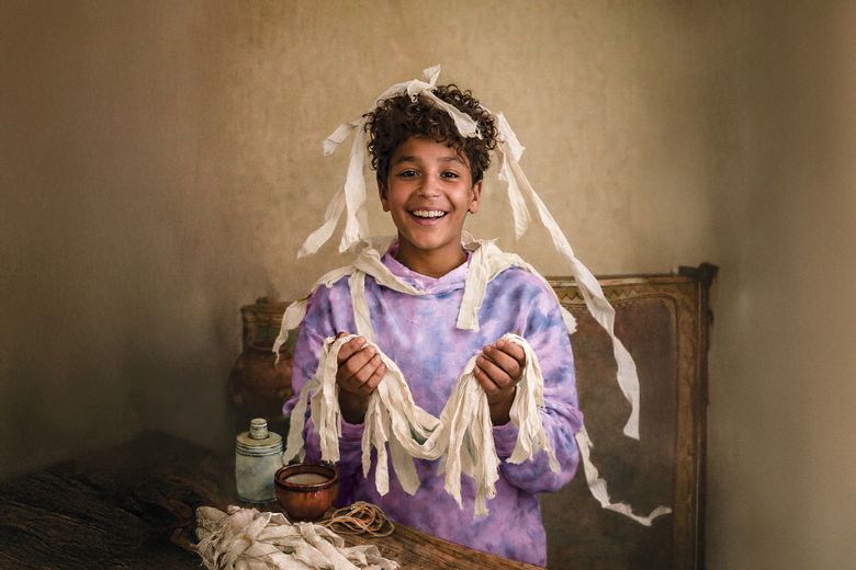 Jongen met windsels om een mummiedier te maken