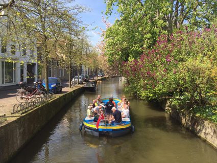 mensen in een boot die varen over de gracht van Oudewater