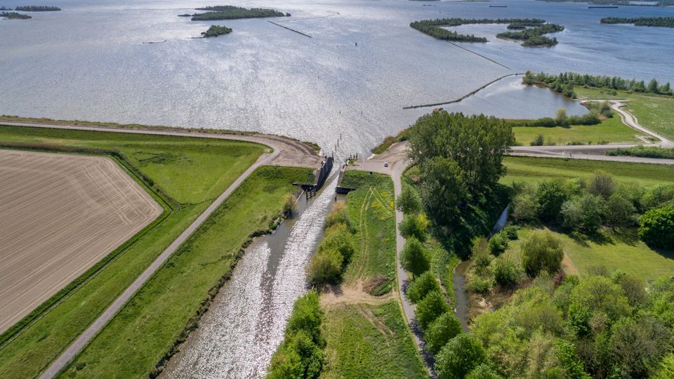 Luchtfoto havenkanaal Oude-Tonge bij Krammer