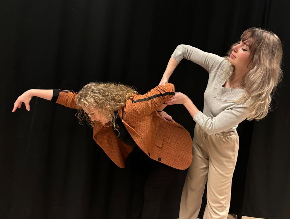 Twee vrouwen spelen toneel