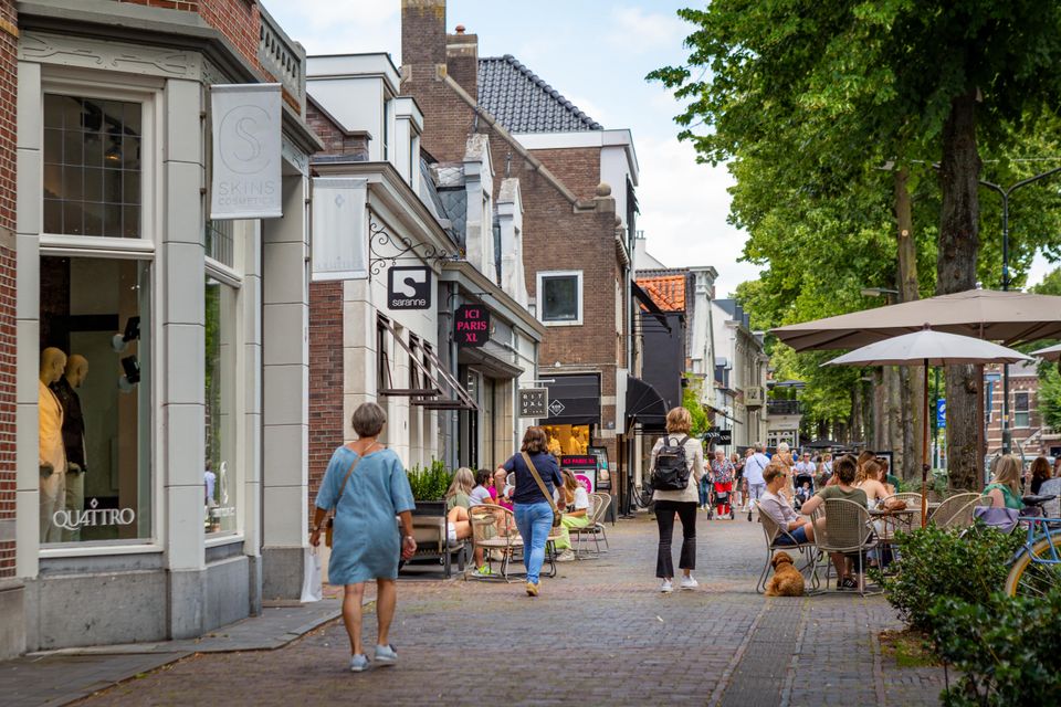 Winkelend publiek in centrum van Oisterwijk