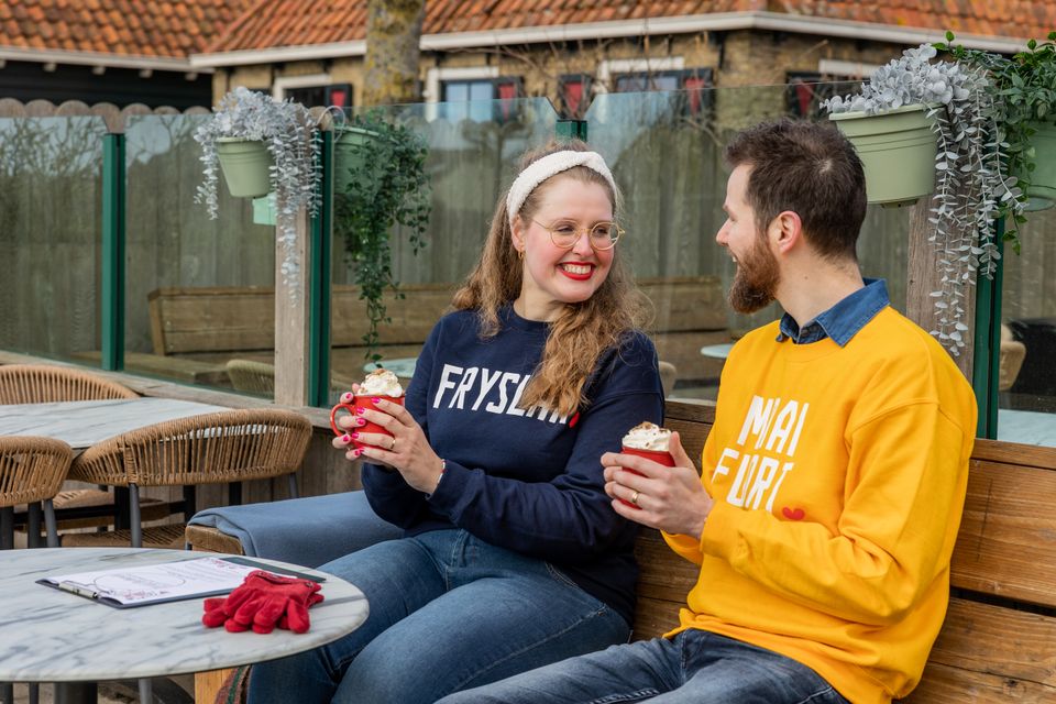 Fryslan en Moai Fuort trui op terras in Gaastmeer