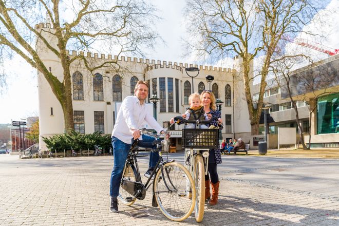 Liever fietsen? Maar liefst 10 Van Gogh fietsroutes nemen je mee door Eindhoven, Nuenen, Zundert, Etten-Leur, Tilburg, Breda, 's-Hertogenbosch en Helvoirt. Kies je favoriete route, bestel de Van Gogh fietskaarten of wandelkaarten en ontdek Brabant met niemand minder dan Vincent van Gogh als gids.