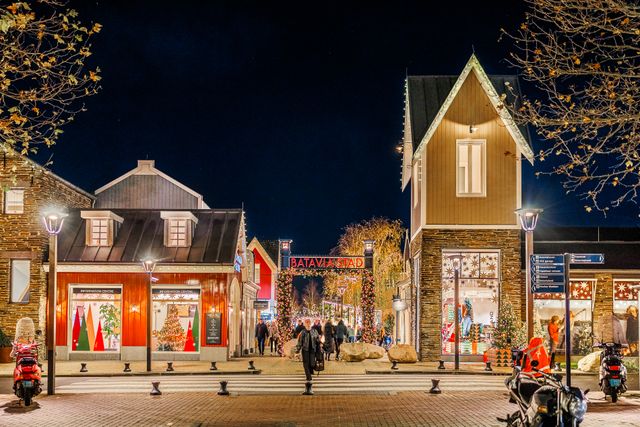 Hoofdingang Batavia Stad Fashion Outlet kerstsfeer.
