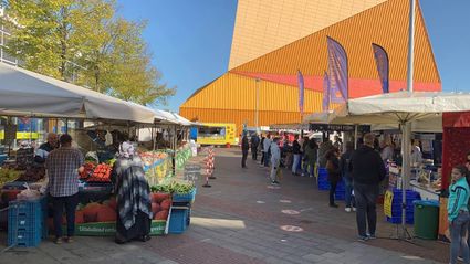 Marktkraampjes met Agora op achtergrond.