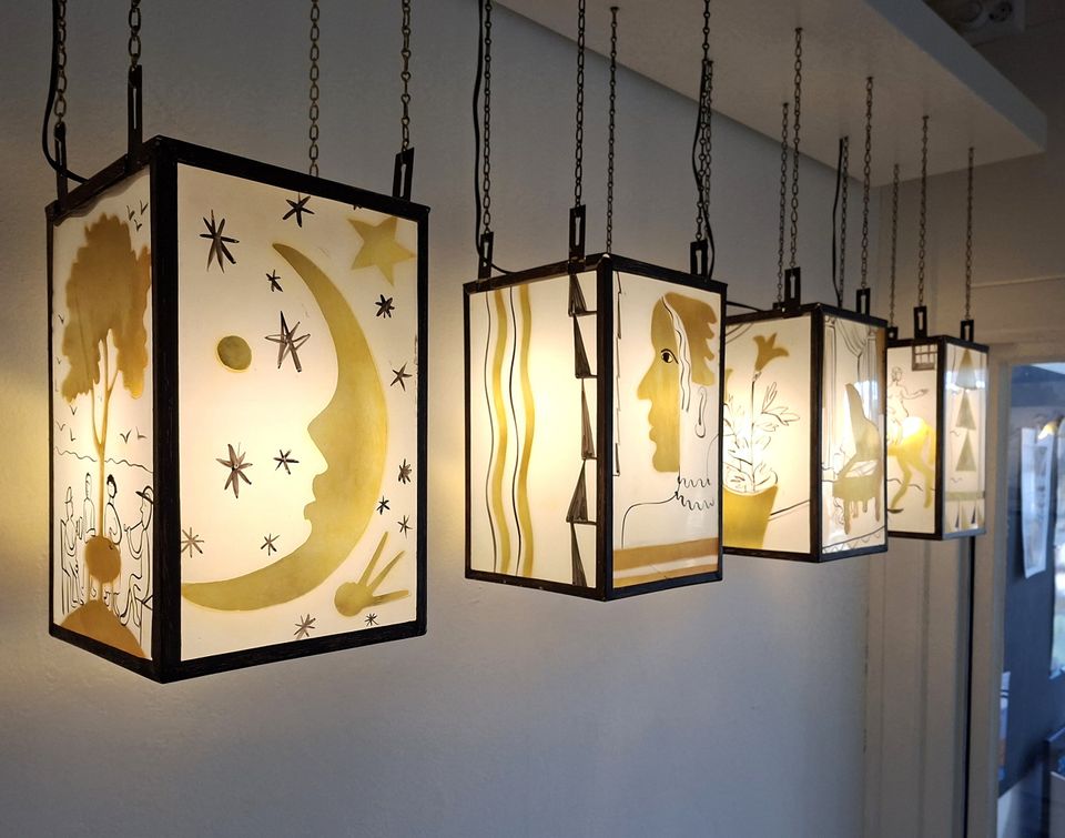 Tentoonstelling De Judaskus - Joep Nicolaas, gebrandschilderde hanglampen - Collectie De Wieger