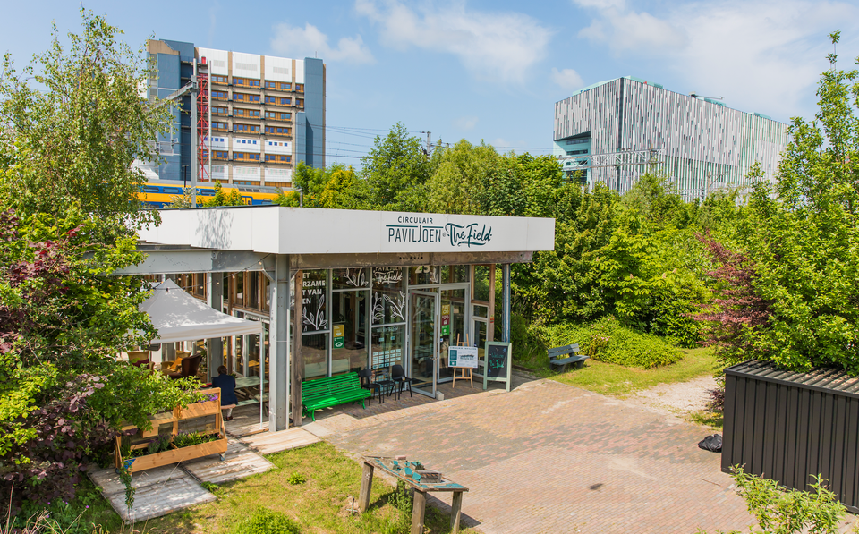 Vooraanzicht van The Field in Leiden.