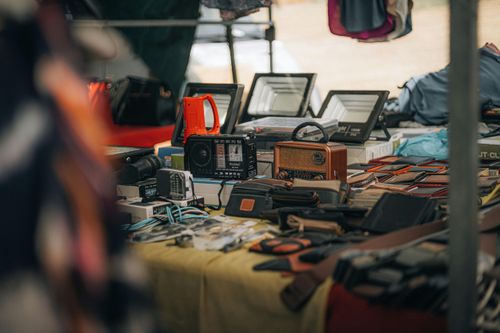 Foto van koopwaar rommelmarkt