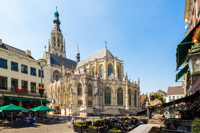 De Grote Kerk in Breda met op de voorgrond gezellige terrassen