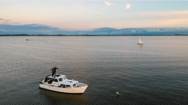 Klein motorbootje ligt aangemeerd aan een MarBoei op het Heegermeer.