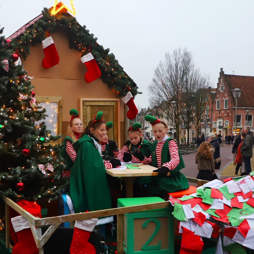 Kerstparade met kerstelfenwagen