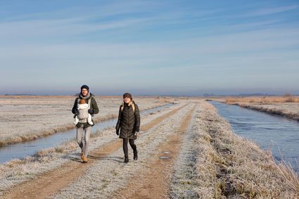 Broek Bloksloot winter wandeling koppel met baby