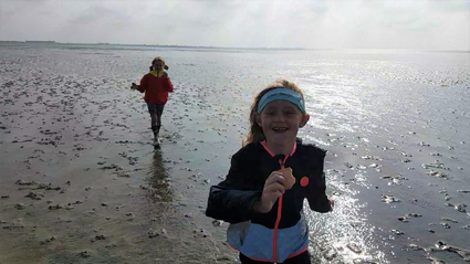 kinderen op het wad tijdens een wadlooptocht vanuit Moddergat