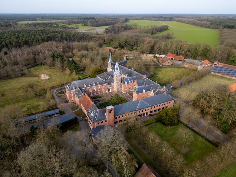 Abdij van Postel luchtfoto