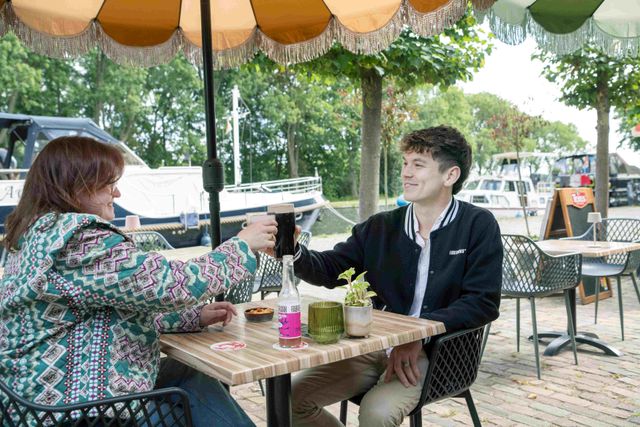 Jong stel zit op het terras van Fredgies in Dieversluis.