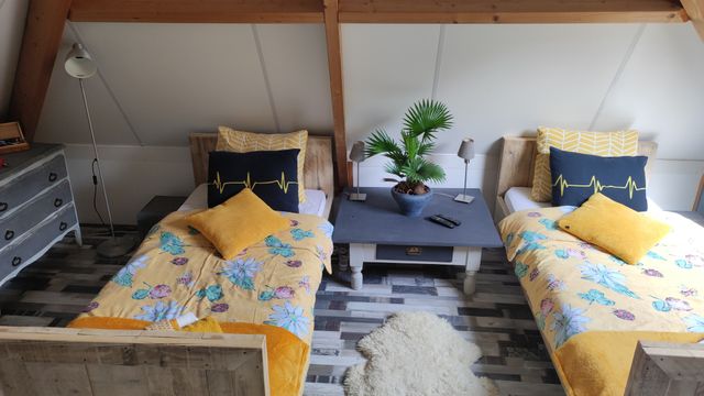 Kamer op de 1e verdieping met uitzicht op een molen en met eigen badkamer (de douche en wastafel zijn op op de begane grond)
