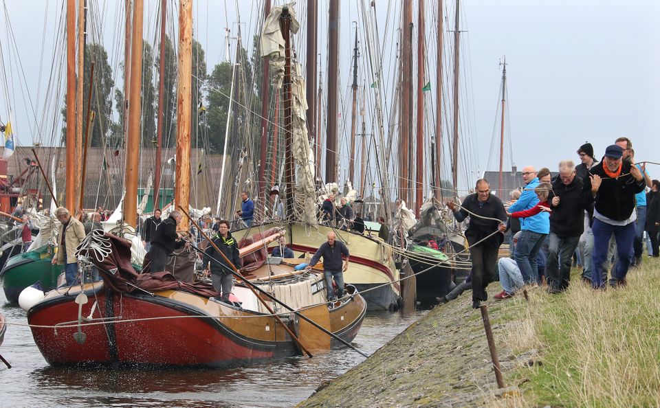 Strontrace Workum mensen trekken skutsje