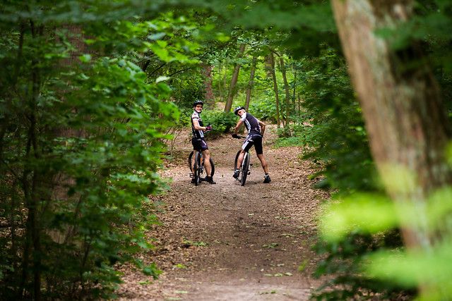 2 mountainbikers op het parcours