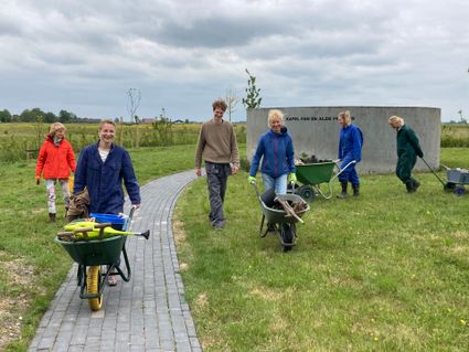 met je handen werken op het klooster