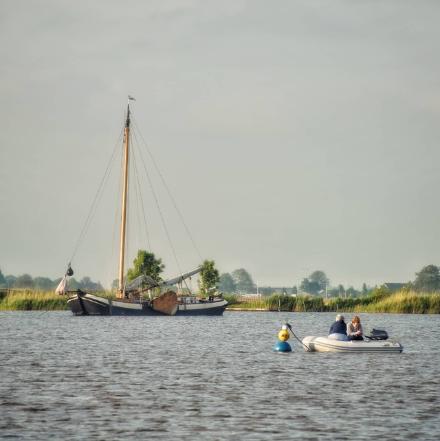 Klein rubberbootje ligt aangemeerd aan een MarBoei in de omgeving van Woudsend.