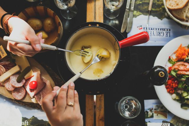 Photo by angela pham on Unsplash : kaas fondue