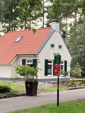 op het vakantiepark staat huisjes in boederijstijl