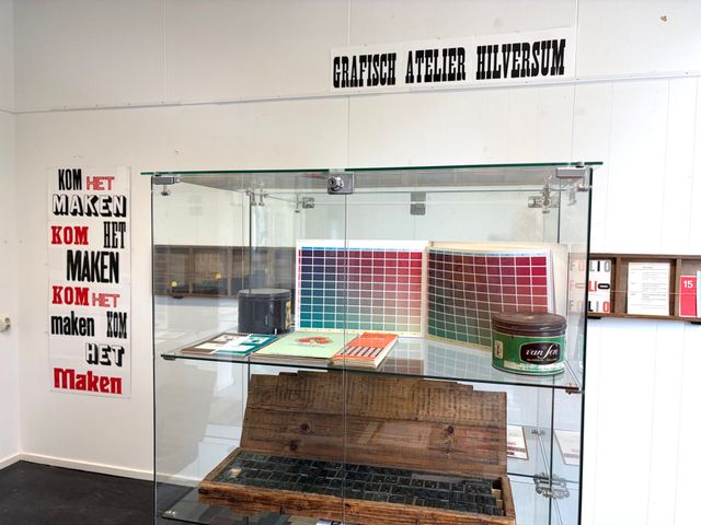 Vitrine met werk uit de tentoonstelling Kom het Maken