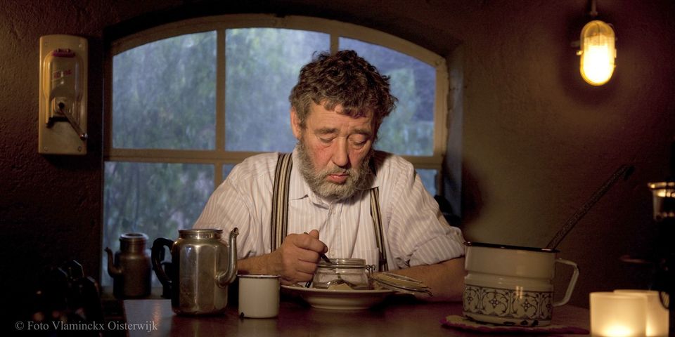 Gast van De Gerrithoeve aan tafel voor een boerderij stalraampje.