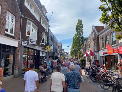 Winkelen in Sneek tijdens koopzondag.