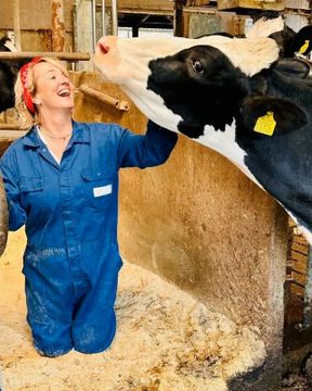 Koe-knuffelen in de stal van Bij Ons op de Boerderij