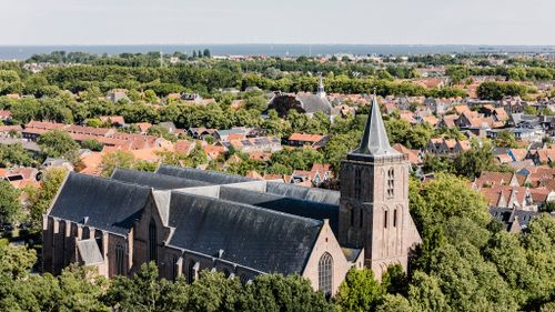 De buitenkant van de Grote Kerk Edam gemaakt met een drone