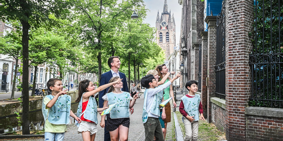 De speurtocht van de avonturiers van Delft die kinderen leidt door de straten en steegjes van de stad op zoek naar geheimen en schatten