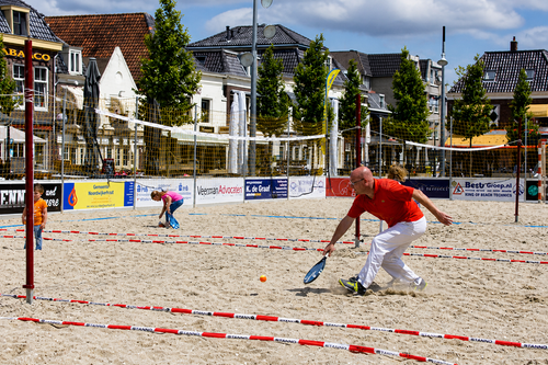 Mensen die aan het beach padellen zijn