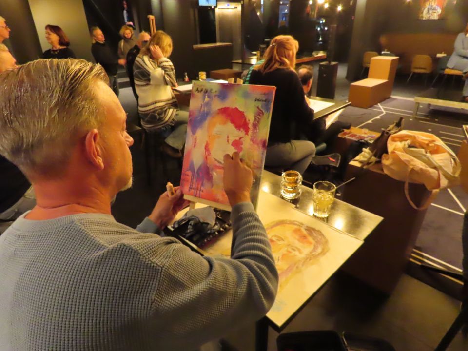 Een man die aan het schilderen is